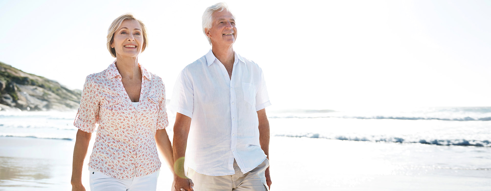 Fröhliches älteres Paar am Strand